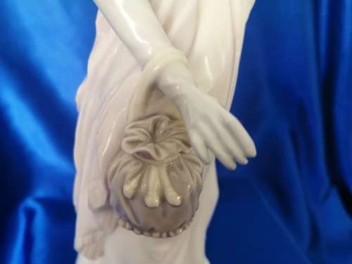 Lladro figurine retired - #04934 Dainty Lady holding a Handkerchief and Purse ###