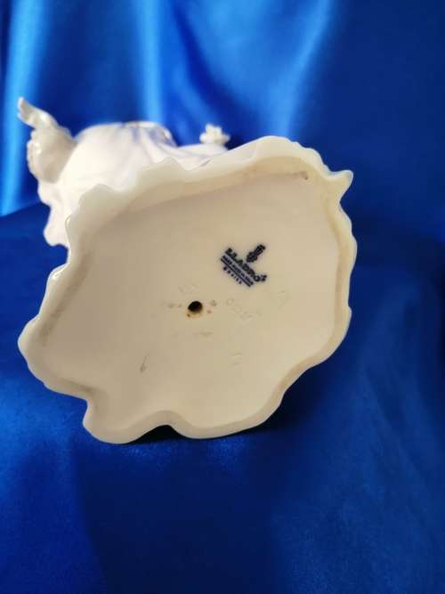 Lladro figurine retired - #04934 Dainty Lady holding a Handkerchief and Purse ###