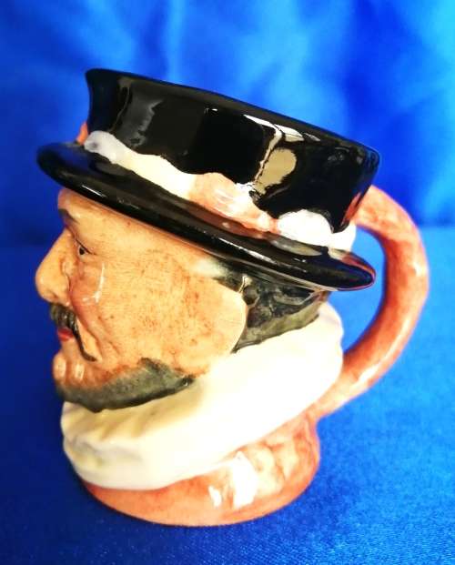 Royal Doulton Beefeatter Character Jug Toby D6251