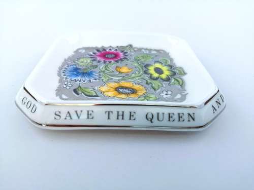 Wedgwood Susie Cooper Queen Silver Jubilee Square Dish issue of 500