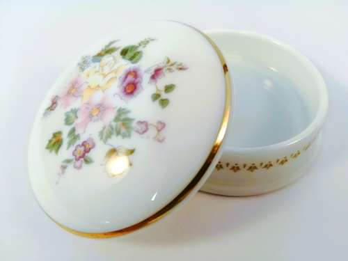 Wedgwood Mirabelle ribbed edged trinket box and lid - flowers on white  #