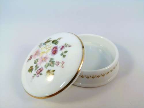 Wedgwood Mirabelle ribbed edged trinket box and lid - flowers on white  #