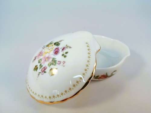 Wedgwood Mirabelle trinket box and lid - shell shape flowers on white  #