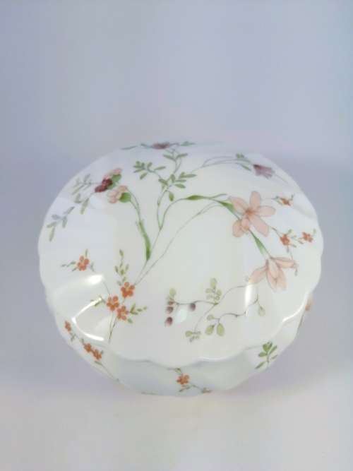 Wedgwood Mirabelle ribbed edged trinket box and lid - flowers on white  #