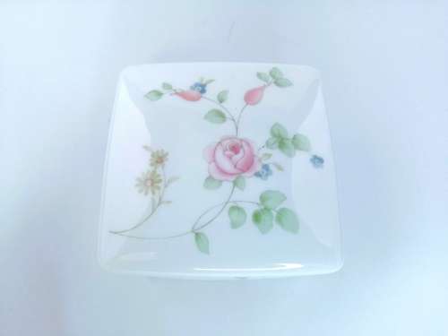 Wedgwood Rosehip square trinket box and lid - flowers on white  #