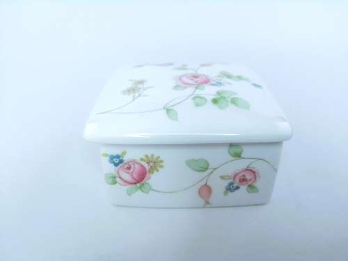 Wedgwood Rosehip square trinket box and lid - flowers on white  #