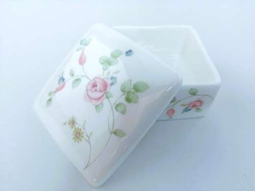 Wedgwood Rosehip square trinket box and lid - flowers on white  #