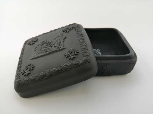 RARE WEDGWOOD BLACK BASALT JASPERWARE SQUARE LIDDED BOX