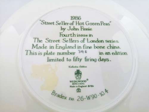 Stunning Wedgwood The Street Sellers of London Plate ` Seller of hot green Peas `1986