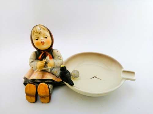 Goebel Hummel HAPPY PASTIME Ashtray TMK3 #62 Girl Knitting and Bird