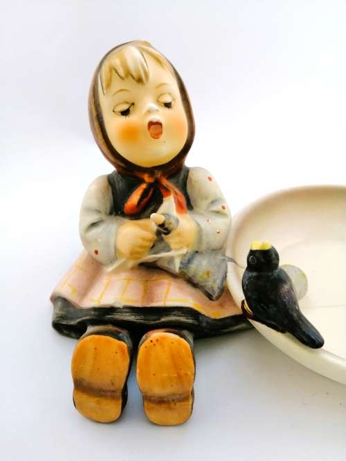 Goebel Hummel HAPPY PASTIME Ashtray TMK3 #62 Girl Knitting and Bird