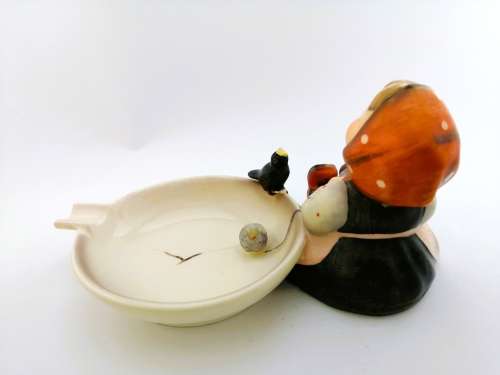 Goebel Hummel HAPPY PASTIME Ashtray TMK3 #62 Girl Knitting and Bird