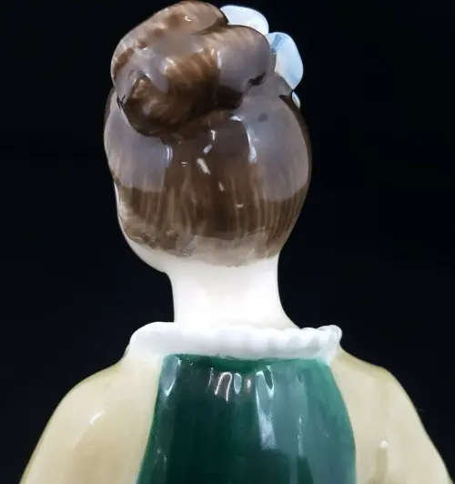Royal Doulton Lady Figure Figurine ELEGANCE HN 2264