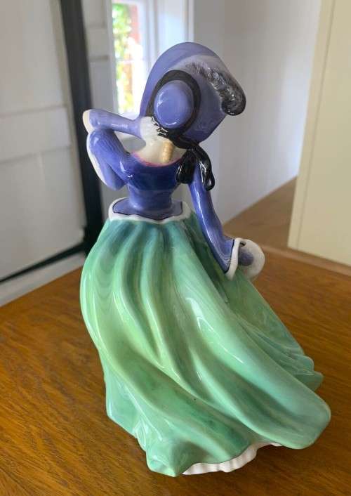 Royal Doulton Porcelain Figurine ~ Autumn Breezes ~ Green HN 1913