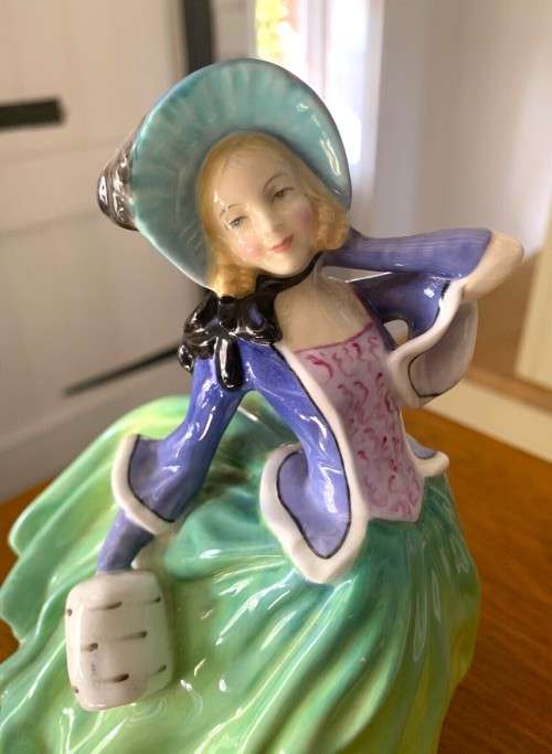 Royal Doulton Porcelain Figurine ~ Autumn Breezes ~ Green HN 1913