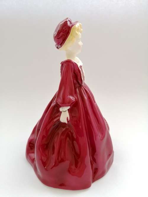 ROYAL WORCESTER FIGURINE(GRANDMOTHERS DRESS)BY FREDA DOUGHTY,VERY.COLLECTABLE