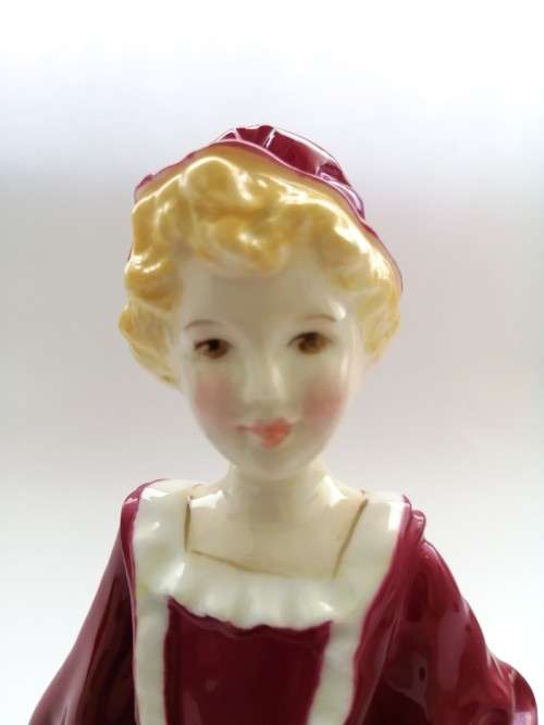 ROYAL WORCESTER FIGURINE(GRANDMOTHERS DRESS)BY FREDA DOUGHTY,VERY.COLLECTABLE
