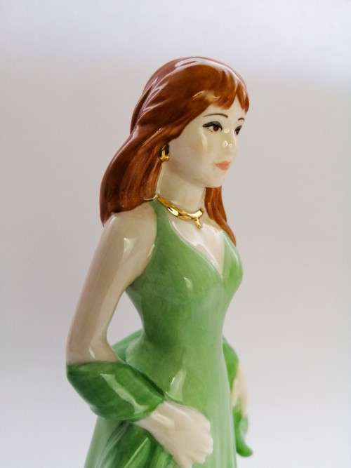 Stunning Coalport Lady ` Heart To Heart - My Sister my Friend