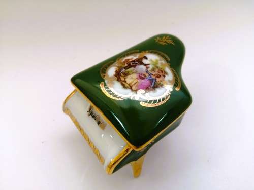 Limoges Gout De Ville Miniature Piano Trinket Box (Goudeville)