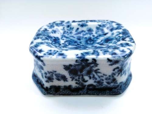 Wong Lee WL 1895 Blue and White soap dish craquelure wares