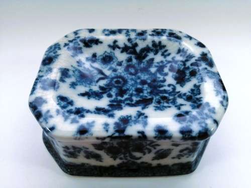 Wong Lee WL 1895 Blue and White soap dish craquelure wares