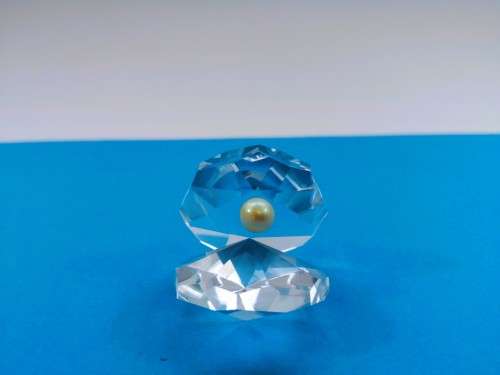 Byzantium Crystal Collection Stunning Cut Glass Crystal Oyster shell with pearl