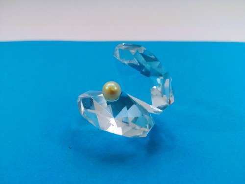 Byzantium Crystal Collection Stunning Cut Glass Crystal Oyster shell with pearl