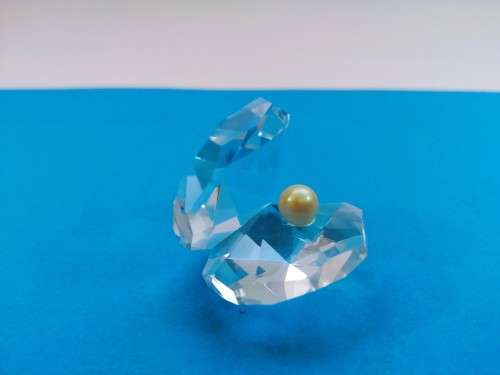 Byzantium Crystal Collection Stunning Cut Glass Crystal Oyster shell with pearl