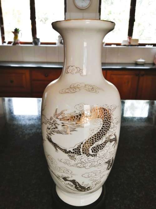 Large Chinese vase depicting gold Dragon