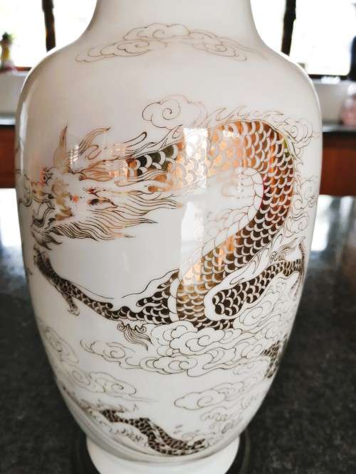 Large Chinese vase depicting gold Dragon