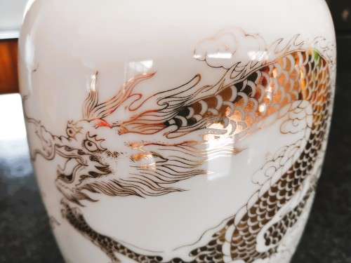 Large Chinese vase depicting gold Dragon