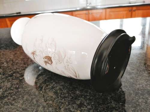 Large Chinese vase depicting gold Dragon