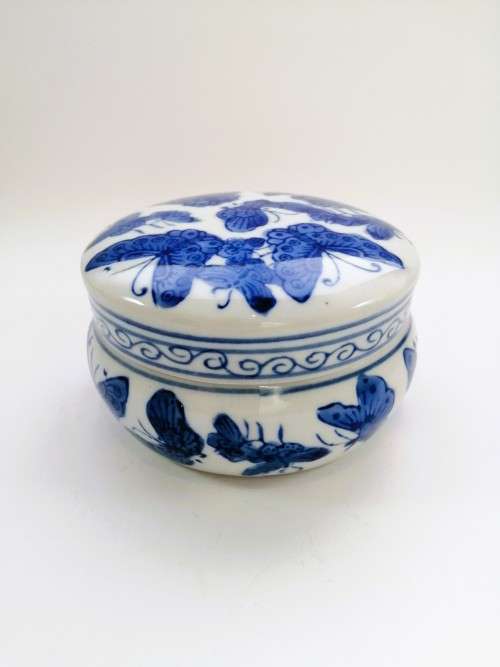Genuine Ming blue and White Butterfly trinket box -Round