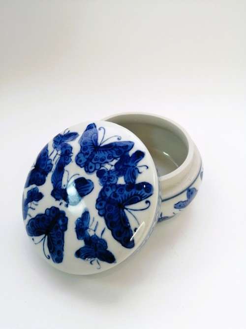 Genuine Ming blue and White Butterfly trinket box -Round