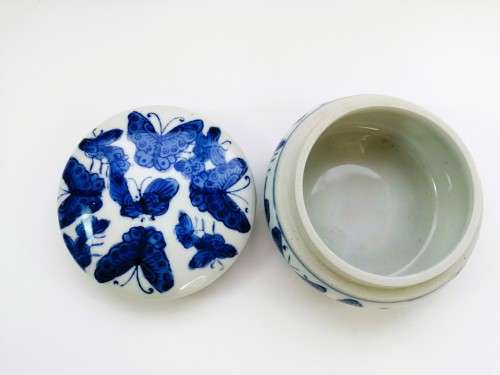 Genuine Ming blue and White Butterfly trinket box -Round