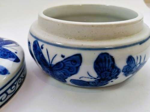 Genuine Ming blue and White Butterfly trinket box -Round