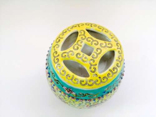 Yellow Chinese porcelain hand painted lidded pot