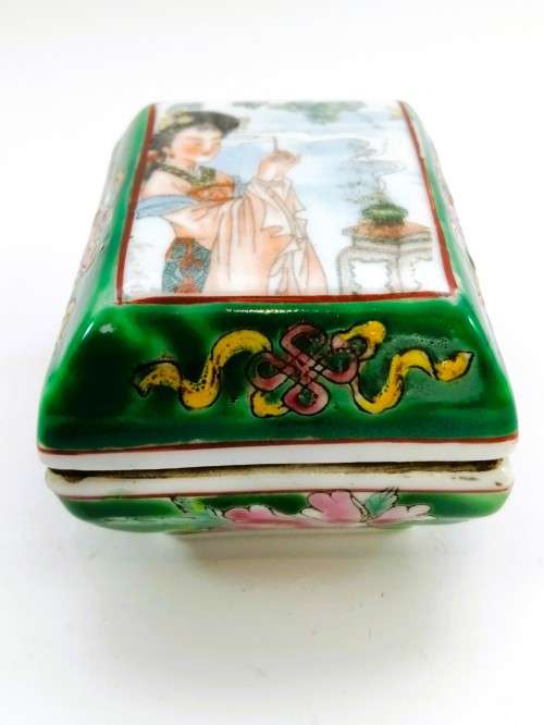 chinese lidded trinket pot with design inside