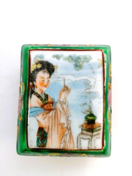 chinese lidded trinket pot with design inside