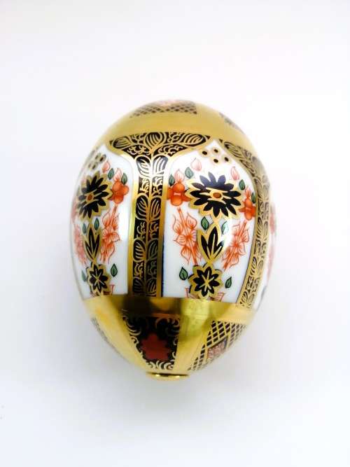 Royal Crown Derby Imari Large ornamental egg 1990, pattern 1128 `Old Imari Japan`.