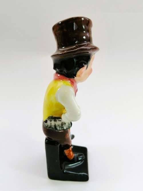 Royal Doulton CHARLES DICKENS Pickwick Papers Figurine SAM WELLER M 48