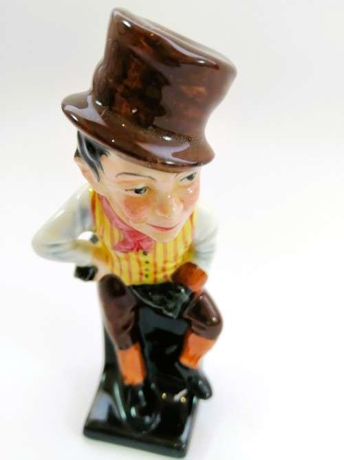 Royal Doulton CHARLES DICKENS Pickwick Papers Figurine SAM WELLER M 48