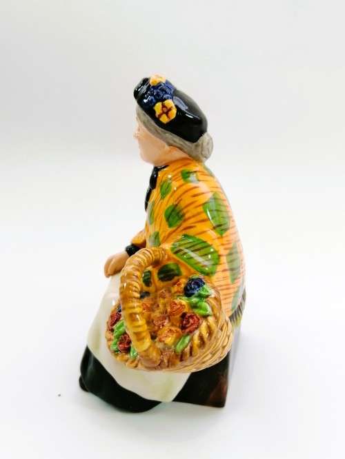 Royal Doulton Figurine Street Vendors The Old Lavender seller  hn4937