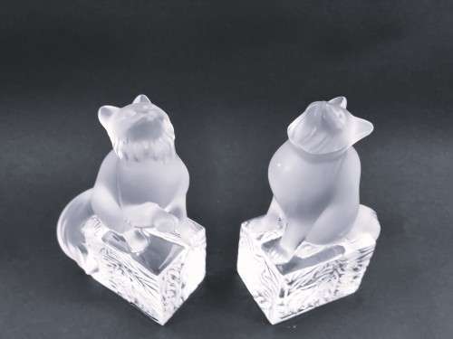 Pair of Lalique clear and frosted crystal Chat en Attente bookends designed by Marie-Claude Lalique
