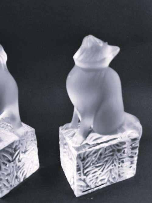 Pair of Lalique clear and frosted crystal Chat en Attente bookends designed by Marie-Claude Lalique