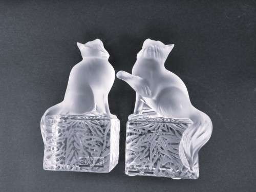 Pair of Lalique clear and frosted crystal Chat en Attente bookends designed by Marie-Claude Lalique