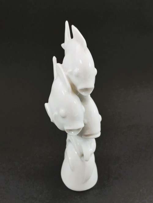 Meissen blanc-de-chine shoal of three fish figurine modelled by Willi Munche-Khe in 1936