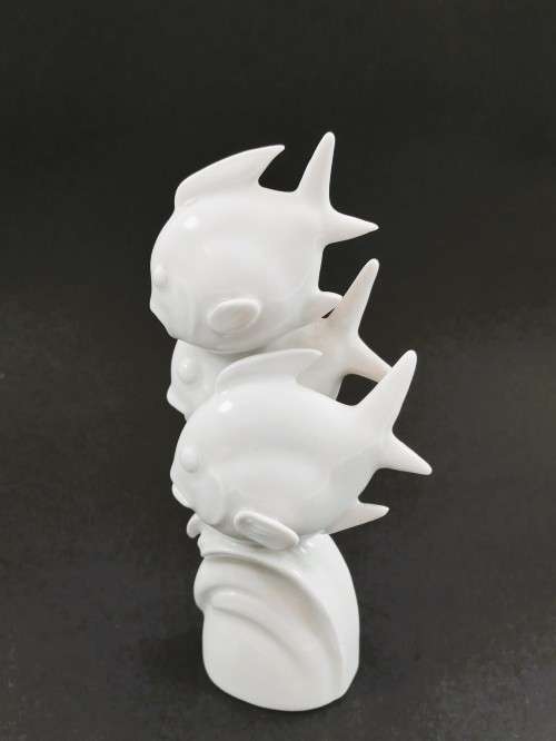 Meissen blanc-de-chine shoal of three fish figurine modelled by Willi Munche-Khe in 1936