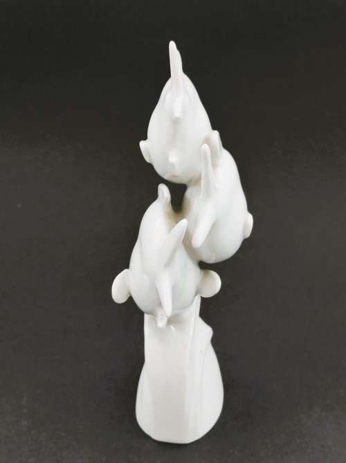 Meissen blanc-de-chine shoal of three fish figurine modelled by Willi Munche-Khe in 1936