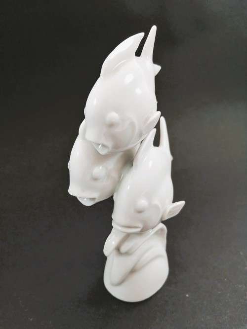 Meissen blanc-de-chine shoal of three fish figurine modelled by Willi Munche-Khe in 1936